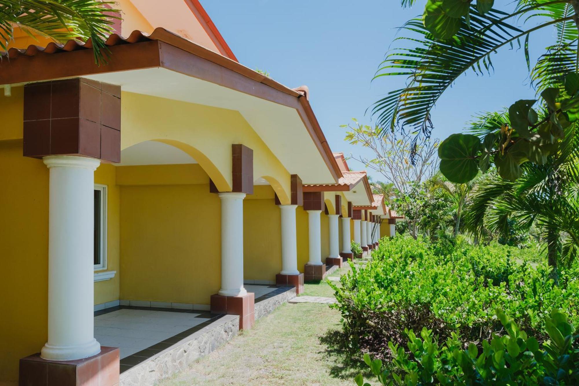 Las Olas Beach Resort La Barqueta Exteriör bild