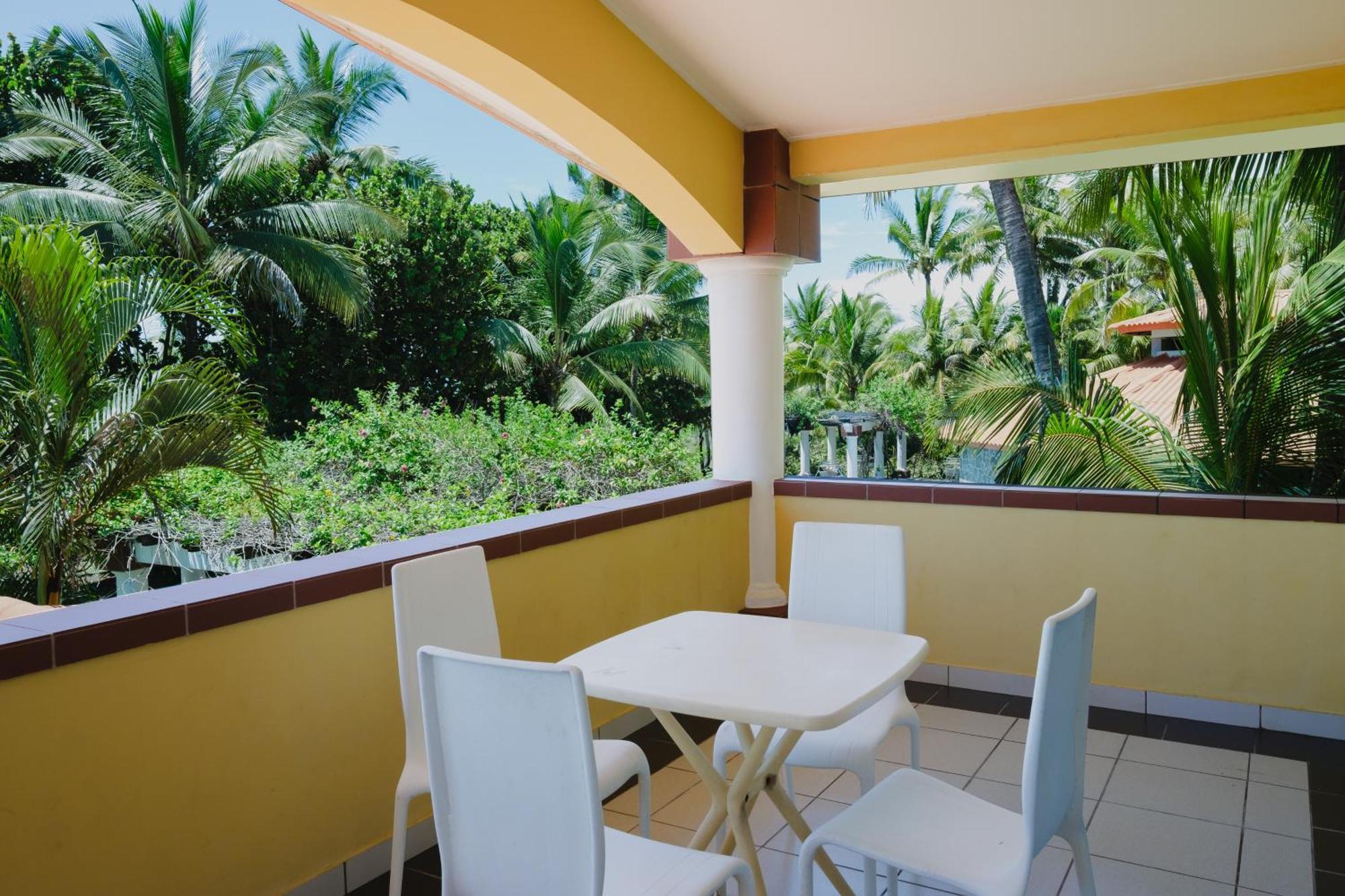 Las Olas Beach Resort La Barqueta Exteriör bild